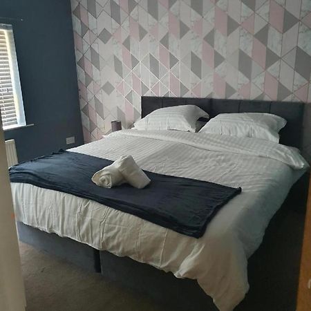 Double Bedroom 96Glc Greater Manchester Мидълтън Екстериор снимка